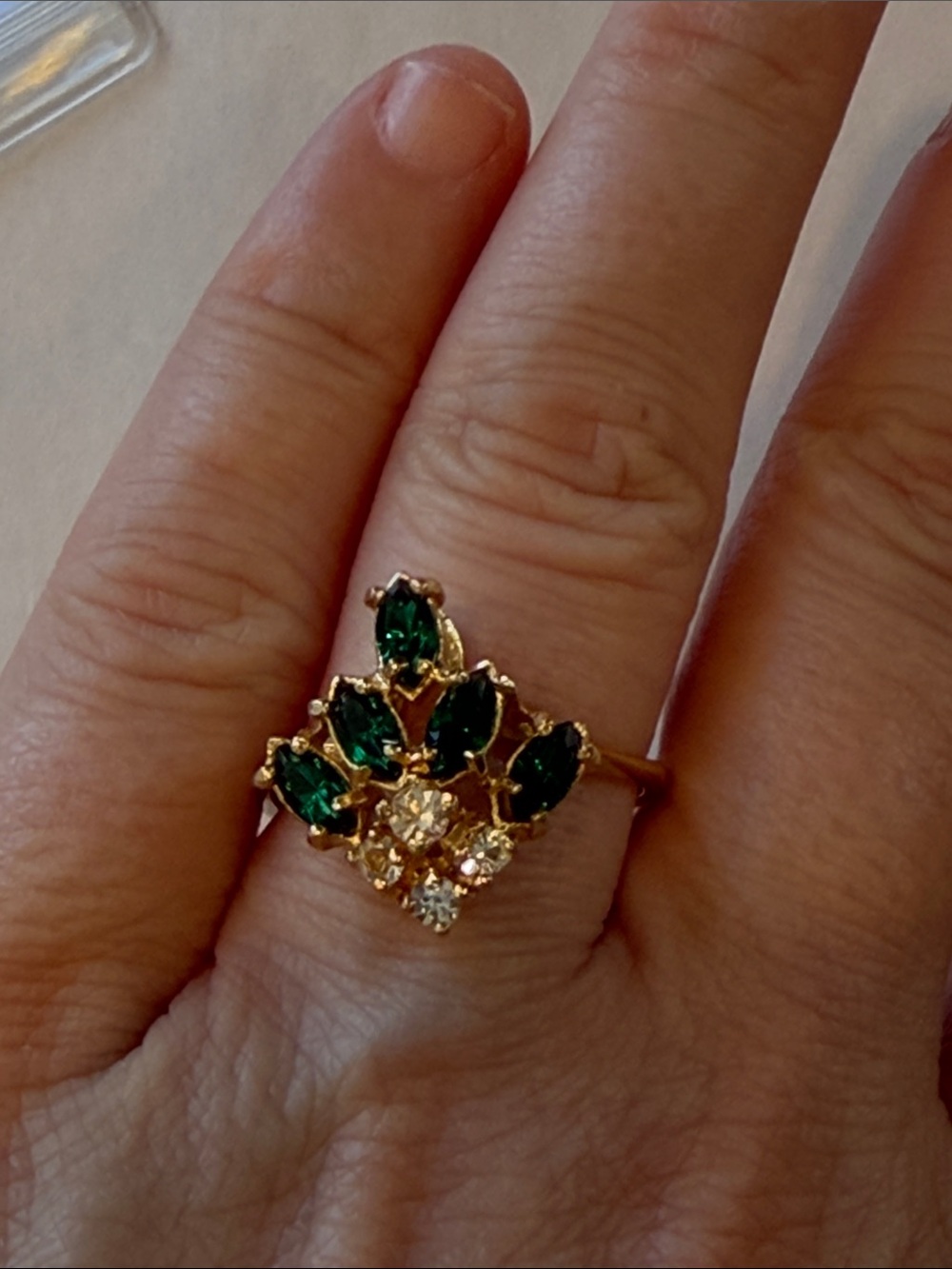 18KGE Gold Ring with Green and Clear Stones size 9